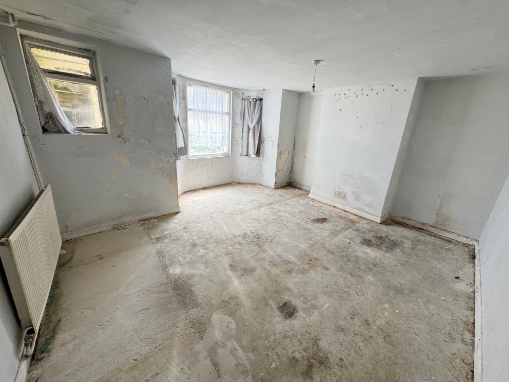 Lot: 112 - FREEHOLD TWO-BEDROOM MAISONETTE AND GROUND RENT - Bedroom 1